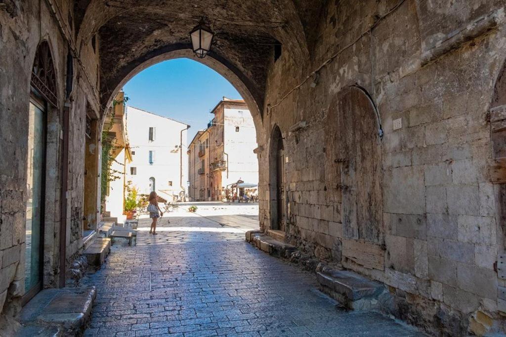 Luxury Suite - Teatro Romano - Duomo - Centro Storico Wi-Fi Terracina Exterior foto